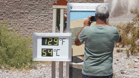 Eine Temperaturanzeige zeigt die Hitze und 54 Grad Celsius im Death Valley