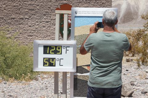 Eine Temperaturanzeige zeigt die Hitze und 54 Grad Celsius im Death Valley