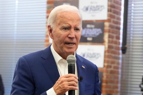 US-Präsident Joe Biden in einem Wahlkampfbüro