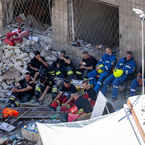 Feuerwehrleute in Kiew sitzen im Schatten