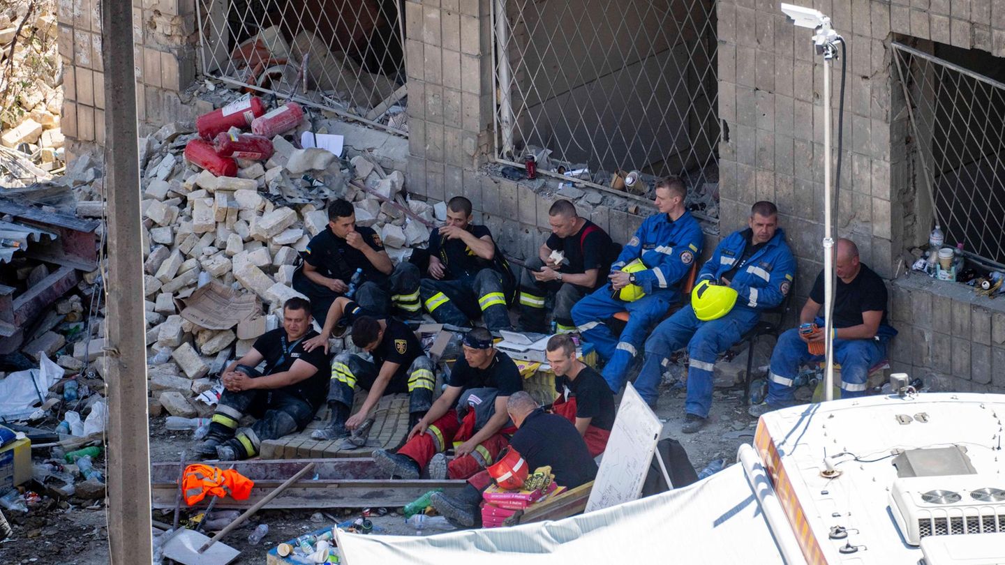 Feuerwehrleute in Kiew Feuerwehrleute in Kiew sitzen im Schatten