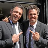 Anthony Molinari und  Mark Ruffalo, in gleichem Kostüm, schauen in die Kamera und zeigen gegenseitig aufeinander.