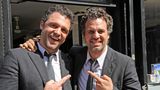 Anthony Molinari und  Mark Ruffalo, in gleichem Kostüm, schauen in die Kamera und zeigen gegenseitig aufeinander.