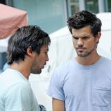 Taylor Lautner spricht mit seinem Stuntdouble am Set von "Tracers" am 24. Juni 2013 in New York City.