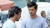 Taylor Lautner spricht mit seinem Stuntdouble am Set von "Tracers" am 24. Juni 2013 in New York City.