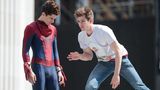 Andrew Garfield (R) probt eine Szene mit seinem Stunt-Double William Spencer. William ist bereits im Spiderman Kostüm