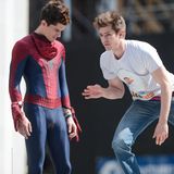 Andrew Garfield (R) probt eine Szene mit seinem Stunt-Double William Spencer. William ist bereits im Spiderman Kostüm
