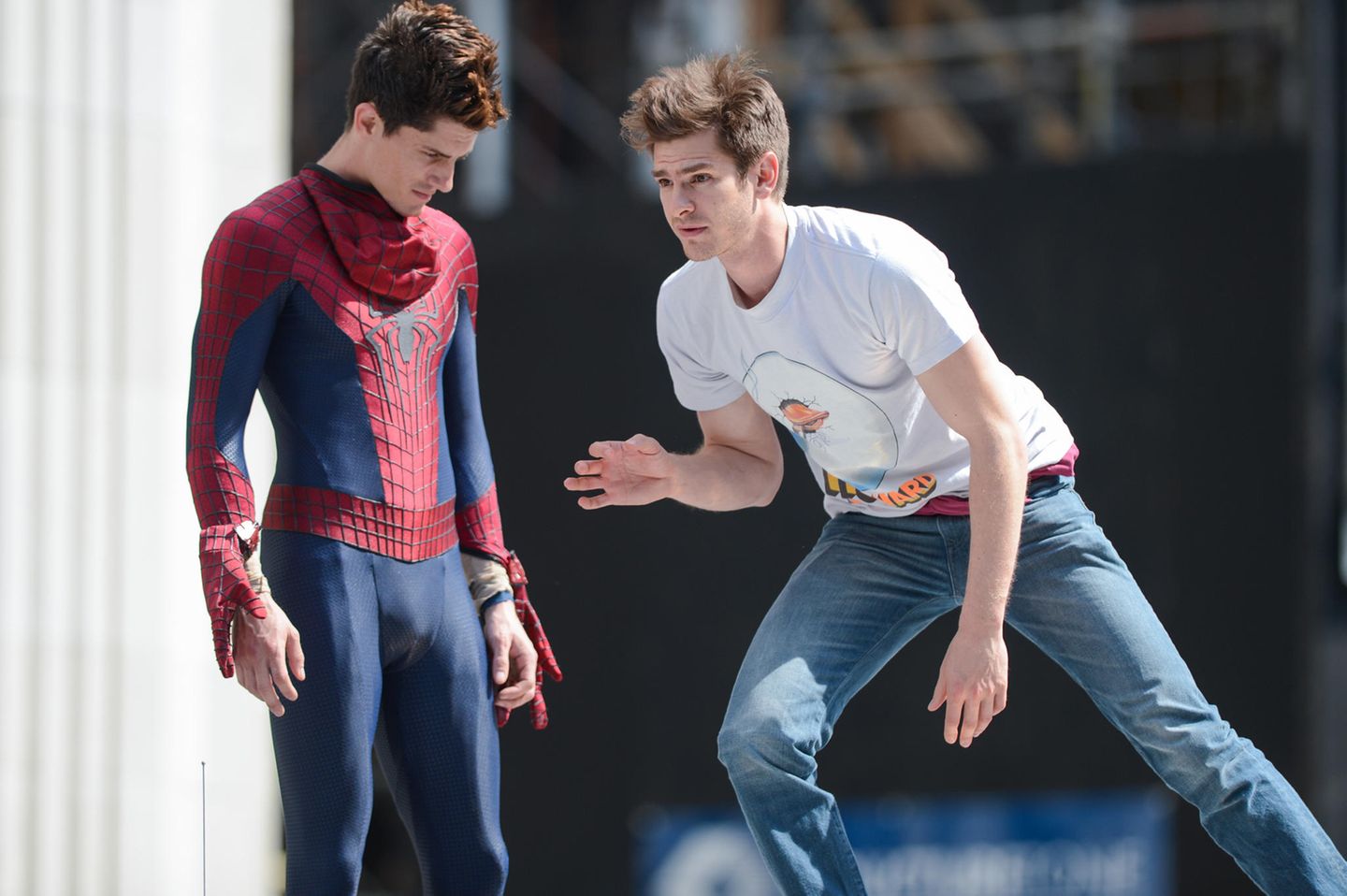 Andrew Garfield (R) probt eine Szene mit seinem Stunt-Double William Spencer. William ist bereits im Spiderman Kostüm Andrew Garfield (R) probt eine Szene mit seinem Stunt-Double William Spencer. William ist bereits im Spiderman Kostüm