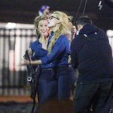 Margot ist bei den Proben für die Szene zu sehen als sie auf dem Motorrad stand und die Straße hinunterrutschte