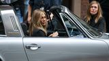 Jennifer Aniston und ihr Stunt-Double werden bei Dreharbeiten für "The Morning Show". Jennifer sitzt in einem silbernen Auto.