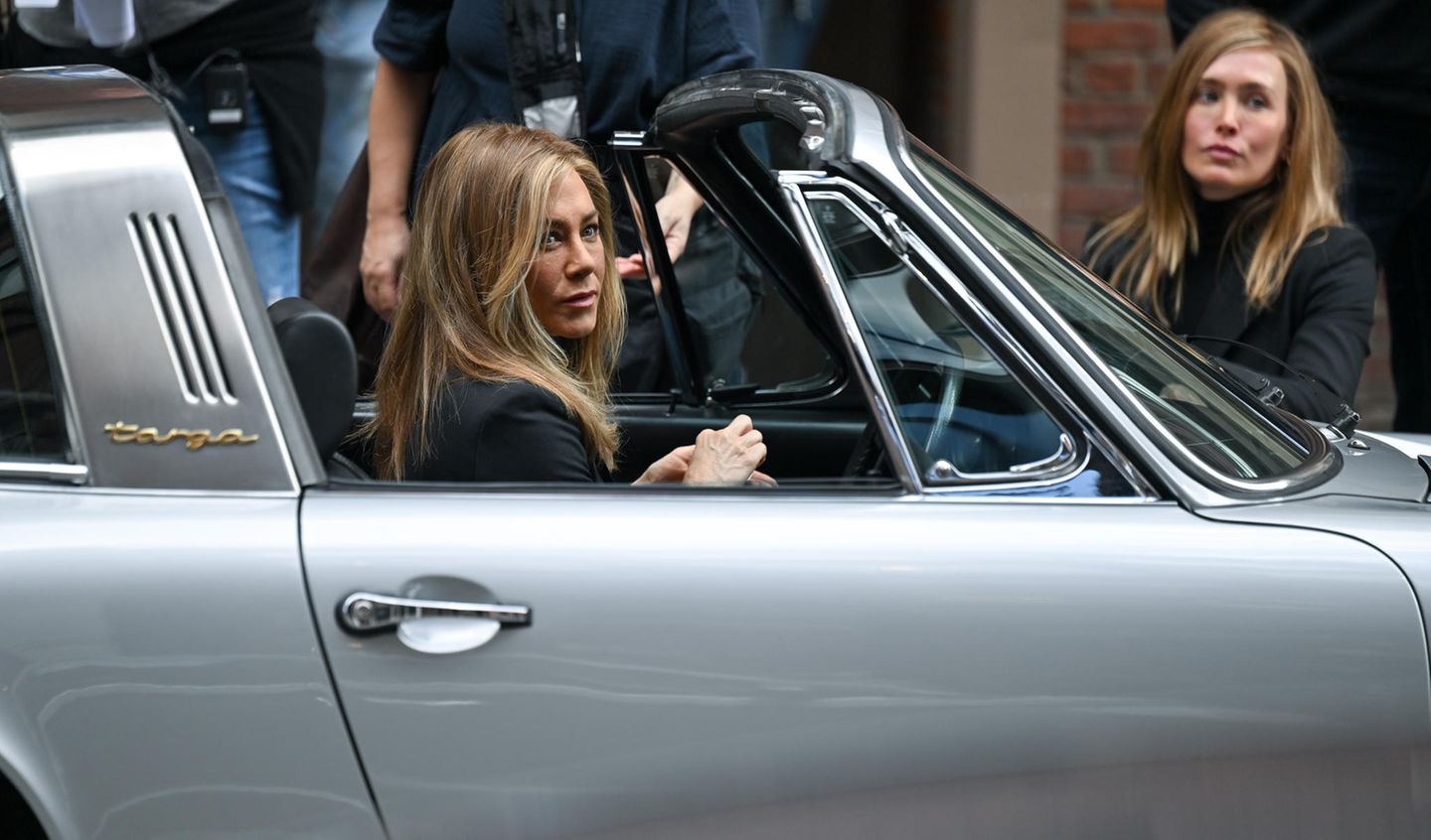 Jennifer Aniston und ihr Stunt-Double werden bei Dreharbeiten für "The Morning Show". Jennifer sitzt in einem silbernen Auto.