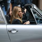 Jennifer Aniston und ihr Stunt-Double werden bei Dreharbeiten für "The Morning Show". Jennifer sitzt in einem silbernen Auto.