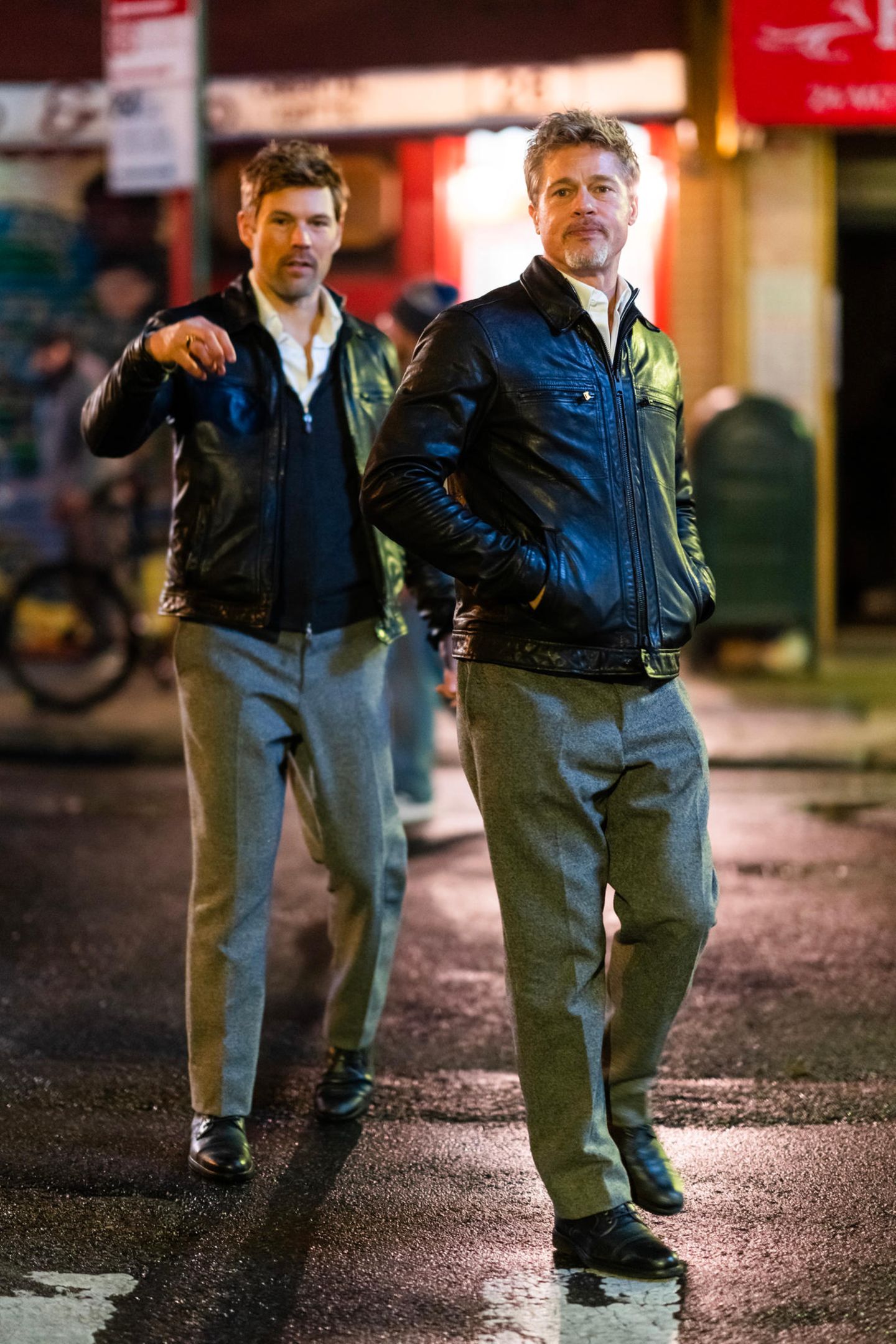 Brad Pitt (R) und sein Stunt-Double am Set von "Wolfs" Brad Pitt (R) und sein Stunt-Double am Set von "Wolfs"