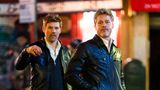 Brad Pitt (R) und sein Stunt-Double am Set von "Wolfs"