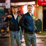 Brad Pitt (R) und sein Stunt-Double am Set von "Wolfs"