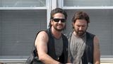 Gerard Butler und sein Stuntdouble probieren ein Motorrad aus, beide snd schon im gleichen Kostüm.