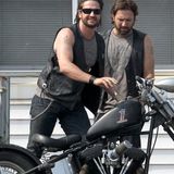 Gerard Butler und sein Stuntdouble probieren ein Motorrad aus, beide snd schon im gleichen Kostüm.