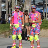 Ryan Gosling mit seinem Stunt Double bei den Dreharbeiten zum Barbie-Film am Venice Beach.
