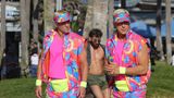 Ryan Gosling mit seinem Stunt Double bei den Dreharbeiten zum Barbie-Film am Venice Beach.