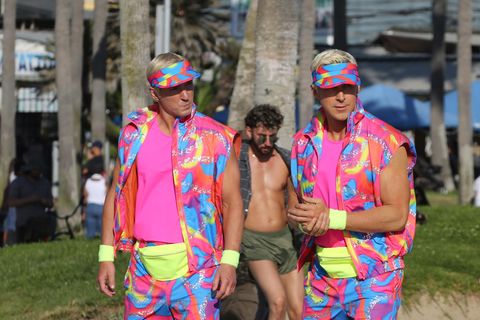 Ryan Gosling mit seinem Stunt Double bei den Dreharbeiten zum Barbie-Film am Venice Beach.