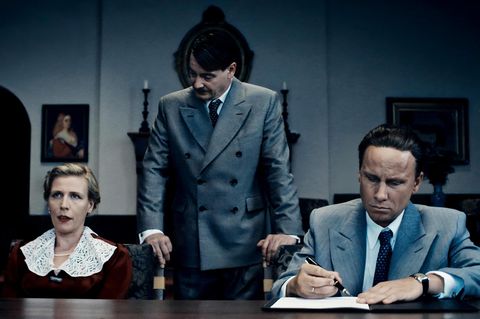 Filmszene aus "Führer und Verführer", die Hitler mit Magda und Joseph Goebbels zeigt