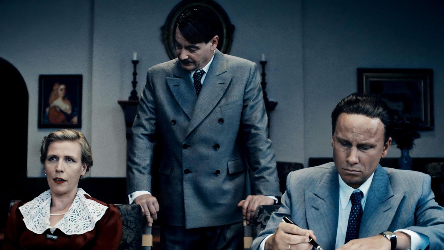 Filmszene aus "Führer und Verführer", die Hitler mit Magda und Joseph Goebbels zeigt