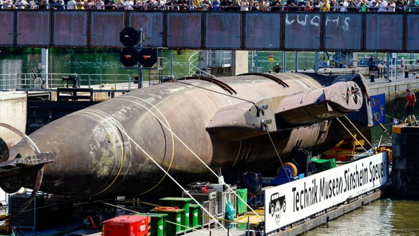 Schwertransport: Früheres Marine-U-Boot: Transport auf Wasser beendet