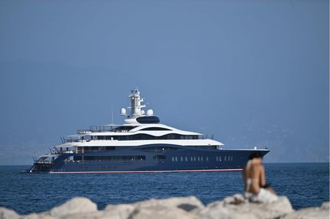 Eine 118 Meter lange Yacht eines superreichen Unternehmers liegt an der Küste vor Anker