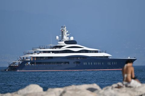 Eine 118 Meter lange Yacht eines superreichen Unternehmers liegt an der Küste vor Anker