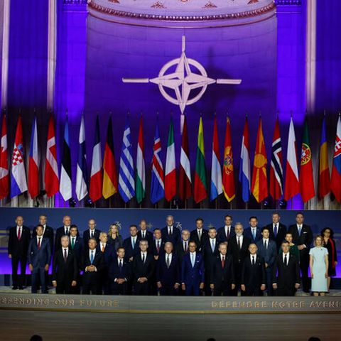 Die Staats- und Regierungschefs der 32 Nato-Mitgliedsstaaten feierten am späten Dienstagnachmittag das 75-jährige Bestehen des Militärbündnisses im Andrew Mellon Auditorium in Washington. Joe Biden steht in der ersten Reihe mittig, Olaf Scholz zwei Reihen dahinter.
