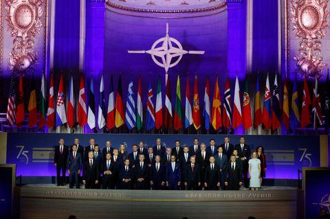 Die Staats- und Regierungschefs der 32 Nato-Mitgliedsstaaten feierten am späten Dienstagnachmittag das 75-jährige Bestehen des Militärbündnisses im Andrew Mellon Auditorium in Washington. Joe Biden steht in der ersten Reihe mittig, Olaf Scholz zwei Reihen dahinter.
