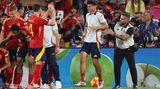 Ordner grätscht Spaniens Kapitän Morata nieder