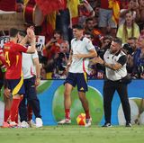 Ordner grätscht Spaniens Kapitän Morata nieder