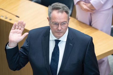 Alexander Schweitzer bei seiner Vereidigung