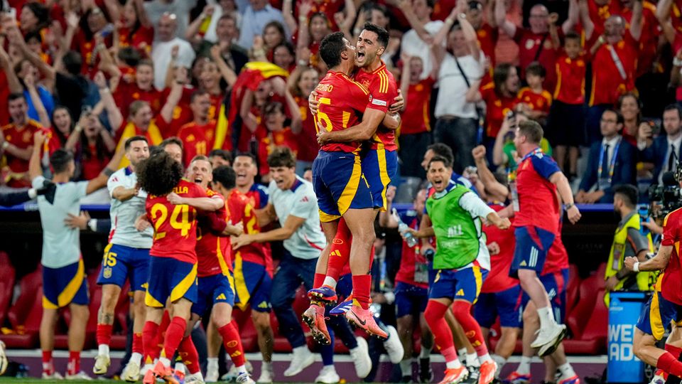 Spaniens Mittelfeldmotor Rodri freut sich mit Mikel Merino über den Einzug ins EM-Finale