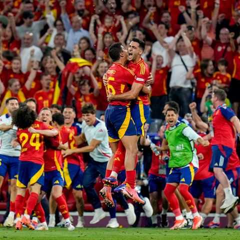 Spaniens Mittelfeldmotor Rodri freut sich mit Mikel Merino über den Einzug ins EM-Finale