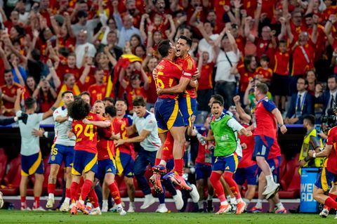 Spaniens Mittelfeldmotor Rodri freut sich mit Mikel Merino über den Einzug ins EM-Finale