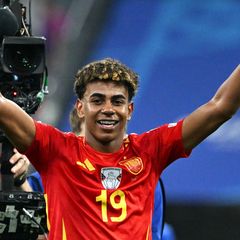 Spaniens Lamine Yamal feiert jubelnd den 2:1-Sieg