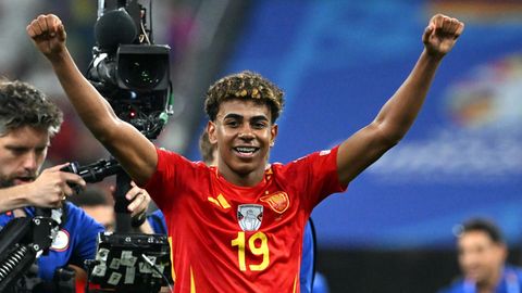 Spaniens Lamine Yamal feiert jubelnd den 2:1-Sieg