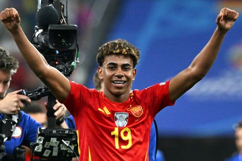Spaniens Lamine Yamal feiert jubelnd den 2:1-Sieg