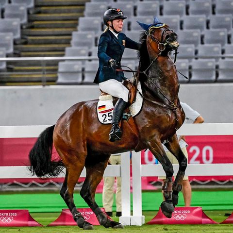 Annika Schleu auf ihrem Pferd Saint-Boy bei den Olympischen Spielen 2020 in Tokio