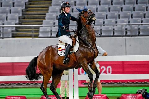 Annika Schleu auf ihrem Pferd Saint-Boy bei den Olympischen Spielen 2020 in Tokio