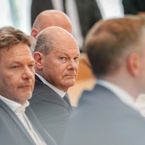 Bundeskanzler Olaf Scholz (M., SPD)