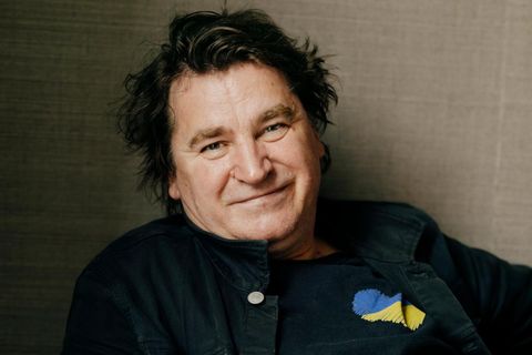 Ilko-Sascha Kowalczuk leidet unter ME/CFS. Hier schaut er in die Kamera und trägt die Farben der Ukraine über dem Herzen.