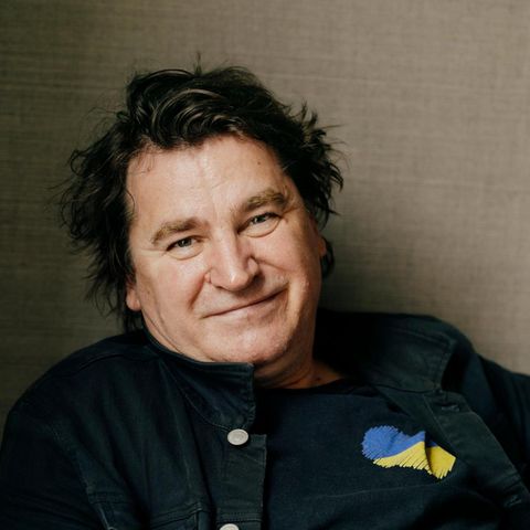 Ilko-Sascha Kowalczuk leidet unter ME/CFS. Hier schaut er in die Kamera und trägt die Farben der Ukraine über dem Herzen.