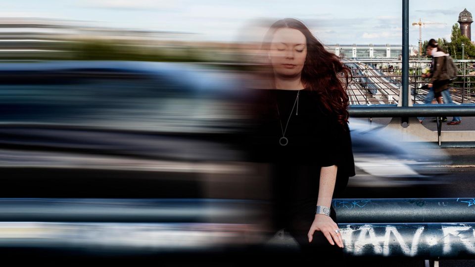 Porträt von Zoë Beck, die linke Seite verwischt