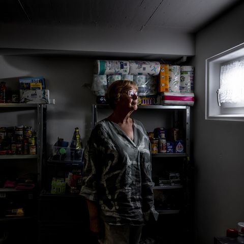 Monika Kunkel steht im Keller ihres Hauses im Ahrtal