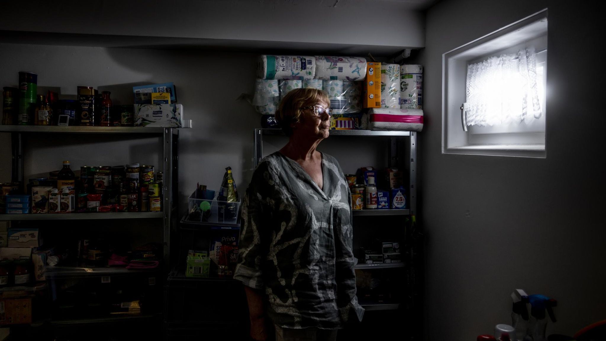 Monika Kunkel steht im Keller ihres Hauses im Ahrtal