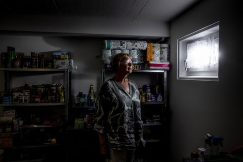 Monika Kunkel steht im Keller ihres Hauses im Ahrtal