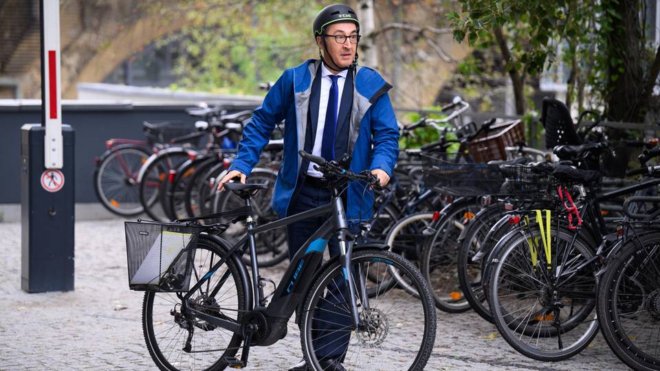 Cem Özdemir hat zwar einen Dienstwagen, ist im Berliner Regierungsviertel aber meist mit dem Fahrrad zu sehen